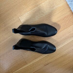 Simple Black Women’s Chelsea Boots